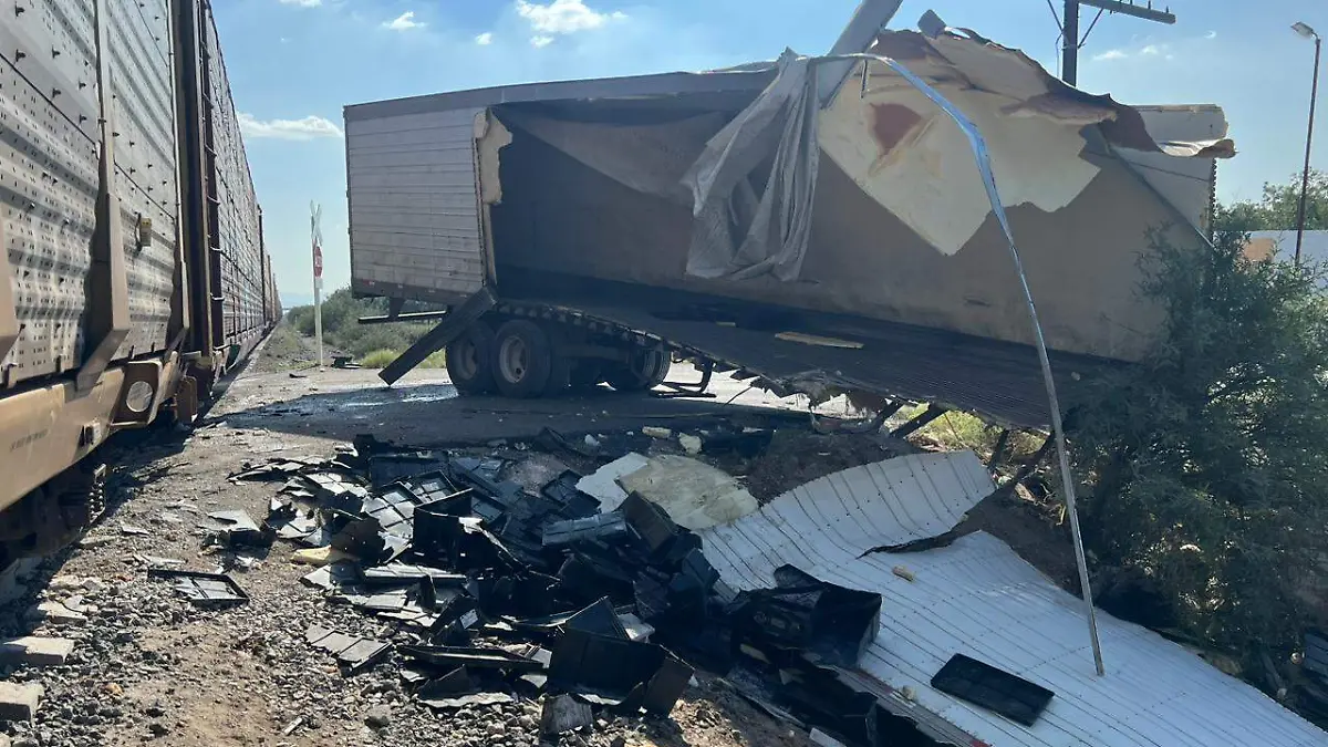 Tren carguero choca y destruye trailer cargado de pollo